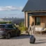 Voyageuse arrivant dans un gîte avec parking proche de la centrale de Penly et de la côte normande