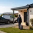 Professionnel arrivant avec sa valise devant un logement avec voiture et utilitaire garés près de Penly