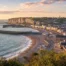 Vue panoramique de Dieppe au coucher du soleil avec le port, la plage, les falaises et le centre historique